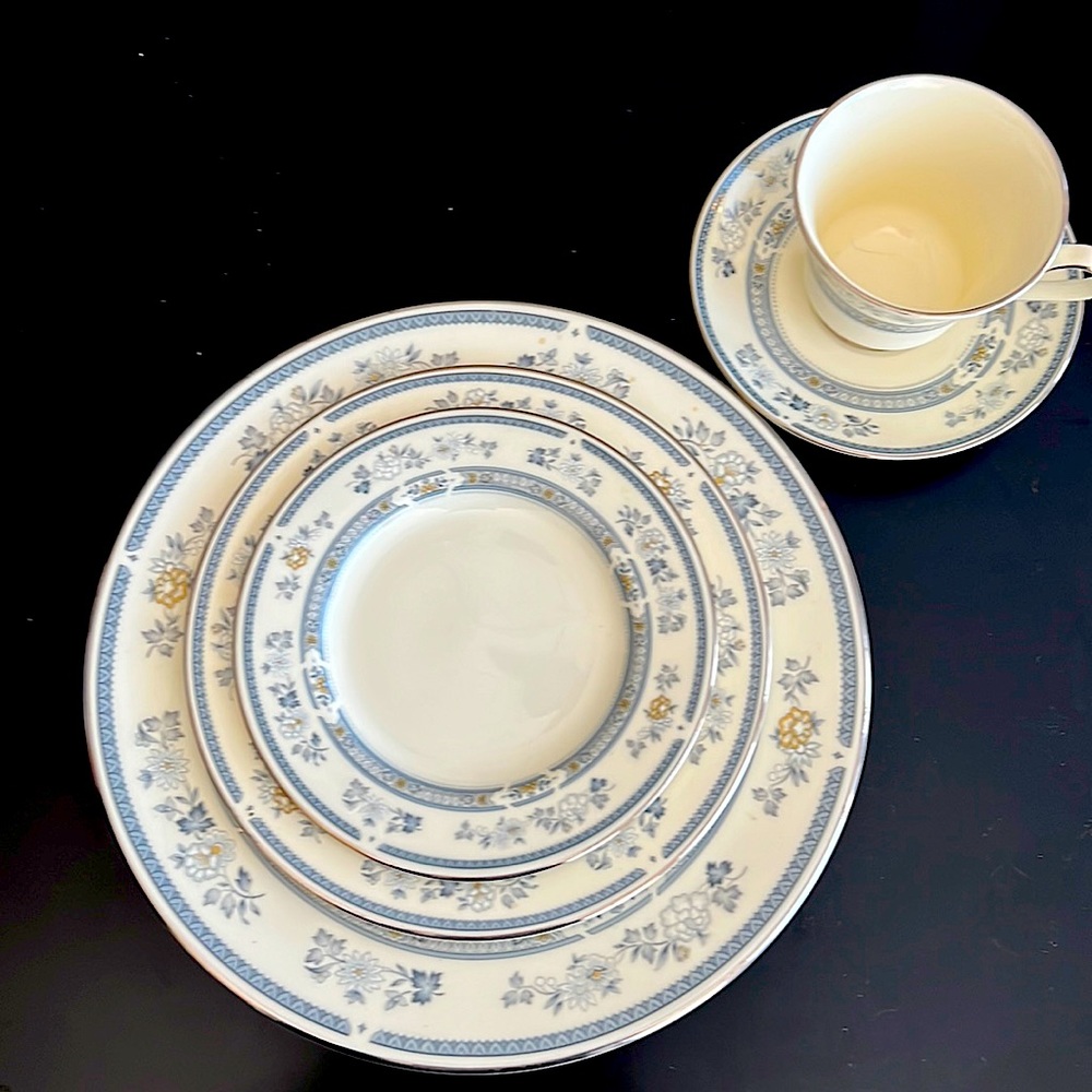 Penrose eight 5 piece place settings (40 pieces). Minton, Royal Dalton.